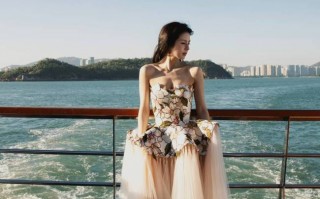 鹤男化身落跑公主清冷回眸 扎单麻花辫氛围感拉满