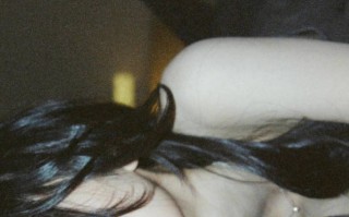 周雨彤素颜胶片曝光 尽显自然纯粹之美