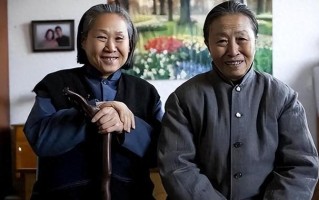 60岁被亲儿子带入演艺圈，73岁成“百亿老太”，现在比儿子还要红（六旬老人被儿子赶出家）