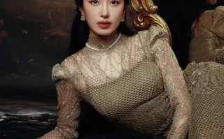 杨采钰穿鎏金长裙古典大气 躺在镜子前红唇吸睛