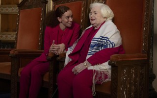 寡姐执导《了不起的埃莉诺》预告 银发90后的新生