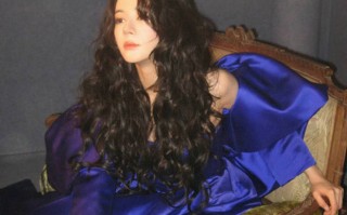 迪丽热巴港风造型释出 宝蓝长裙配卷发明艳动人