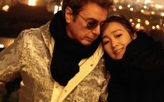 巩俐和老公打卡北京中轴线 两人亲密依偎画面温馨_1