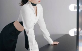 程潇戴无框眼镜高智感十足 高马尾发型干练时尚