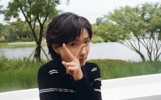 万茜穿搭随性在公园游玩 坐在湖边慵懒惬意