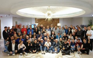 周润发宴请近百名TVB旧同事，低调接地气全无巨星范