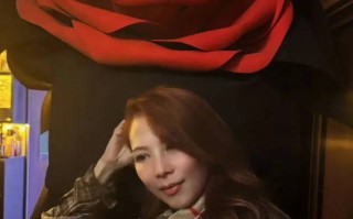 蔡少芬张晋庆祝结婚18周年 两人搞怪亲吻满脸幸福