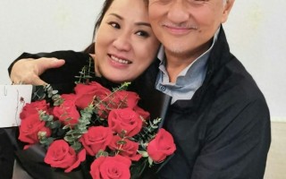 66岁吴岱融庆祝结婚30周年，给妻子送花简单过，自曝财产全给妻子