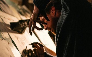 卷福《长翅膀的东西》首曝剧照 2025圣丹斯首映（动画片长翅膀）
