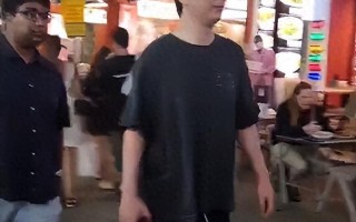王思聪新加坡被偶遇，大肚油头还有精神小妹作陪，网友：眼光真差（王思聪新爆料）