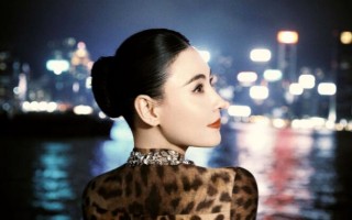 张柏芝穿豹纹再现《喜剧之王》“我养你”名场面