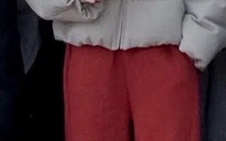 唐嫣现身开机仪式，穿一身红衣配卡其色外套，美丽端庄