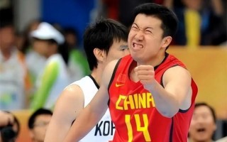 王治郅二婚妻子主持春晚！一袭红裙彰显美丽，为大13的老公生女