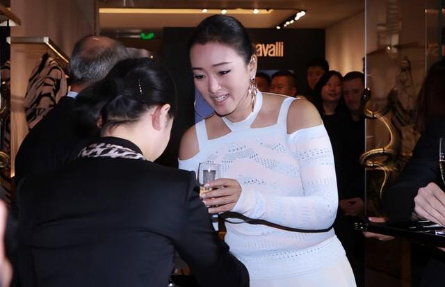 10位娱乐圈的“半截美人”,看脸绝美,但腿粗、虎背熊腰是硬伤(小说半壁文娱)-第14张图片-九妖电影 10位娱乐圈的“半截美人”,看脸绝美,但腿粗、虎背熊腰是硬伤(小说半壁文娱)-第14张图片-九妖电影