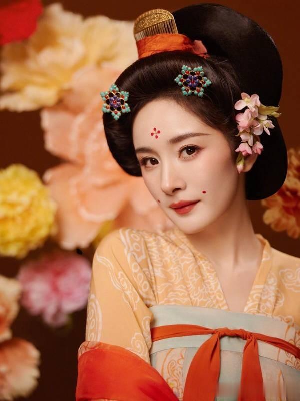 12位女星春节造型!刘诗诗唐装美成仙,她春晚爆红搜寻量打败热巴(刘诗诗晚宴照)-第4张图片-九妖电影 12位女星春节造型!刘诗诗唐装美成仙,她春晚爆红搜寻量打败热巴(刘诗诗晚宴照)-第4张图片-九妖电影