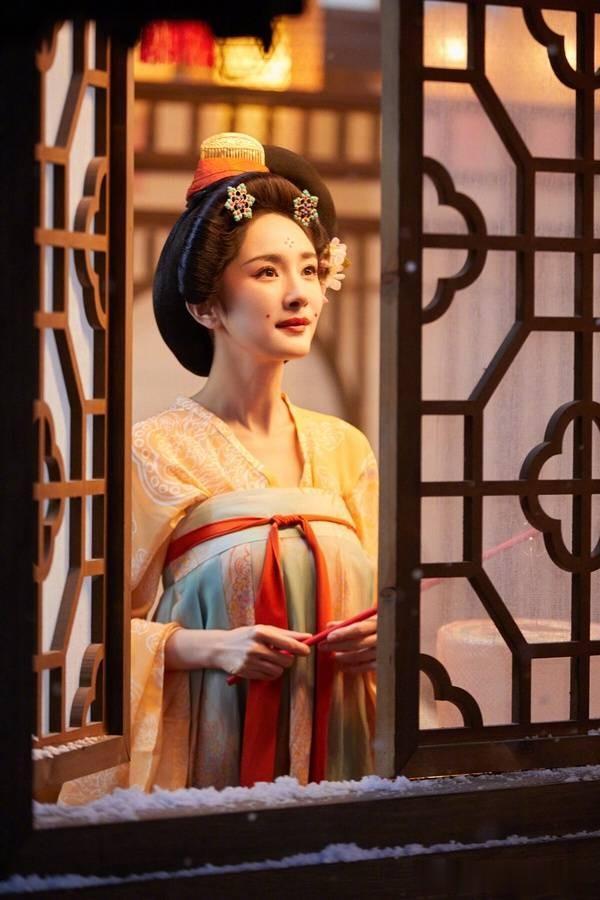 12位女星春节造型!刘诗诗唐装美成仙,她春晚爆红搜寻量打败热巴(刘诗诗晚宴照)-第5张图片-九妖电影 12位女星春节造型!刘诗诗唐装美成仙,她春晚爆红搜寻量打败热巴(刘诗诗晚宴照)-第5张图片-九妖电影
