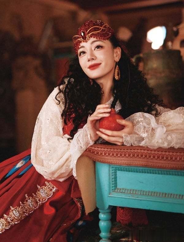 12位女星春节造型!刘诗诗唐装美成仙,她春晚爆红搜寻量打败热巴(刘诗诗晚宴照)-第7张图片-九妖电影 12位女星春节造型!刘诗诗唐装美成仙,她春晚爆红搜寻量打败热巴(刘诗诗晚宴照)-第7张图片-九妖电影