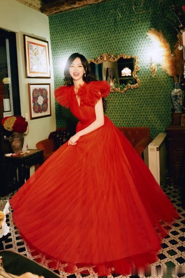 12位女星春节造型!刘诗诗唐装美成仙,她春晚爆红搜寻量打败热巴(刘诗诗晚宴照)-第13张图片-九妖电影 12位女星春节造型!刘诗诗唐装美成仙,她春晚爆红搜寻量打败热巴(刘诗诗晚宴照)-第13张图片-九妖电影