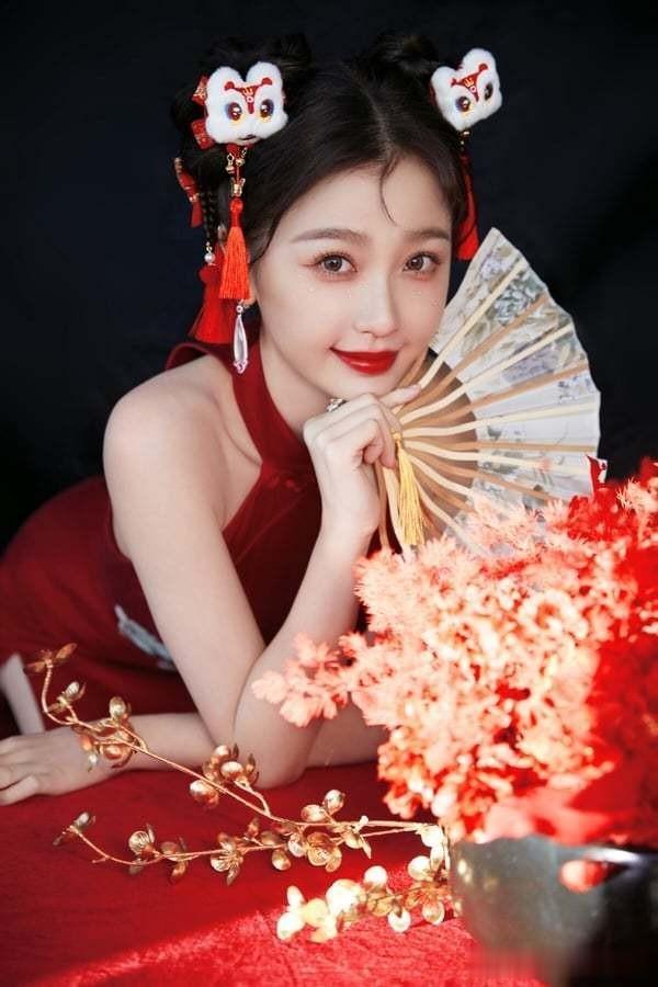 12位女星春节造型!刘诗诗唐装美成仙,她春晚爆红搜寻量打败热巴(刘诗诗晚宴照)-第19张图片-九妖电影 12位女星春节造型!刘诗诗唐装美成仙,她春晚爆红搜寻量打败热巴(刘诗诗晚宴照)-第19张图片-九妖电影