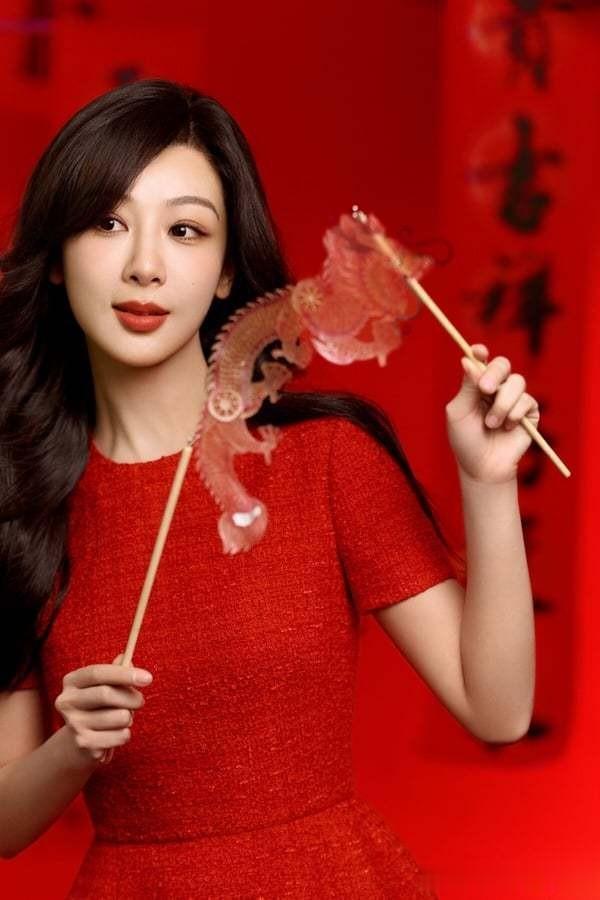 12位女星春节造型!刘诗诗唐装美成仙,她春晚爆红搜寻量打败热巴(刘诗诗晚宴照)-第16张图片-九妖电影 12位女星春节造型!刘诗诗唐装美成仙,她春晚爆红搜寻量打败热巴(刘诗诗晚宴照)-第16张图片-九妖电影