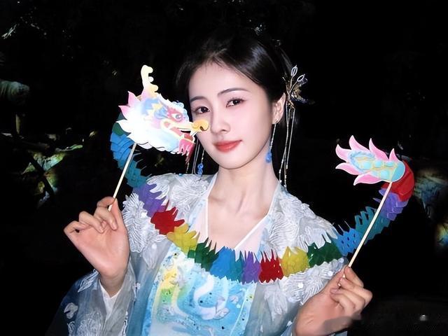 12位女星春节造型!刘诗诗唐装美成仙,她春晚爆红搜寻量打败热巴(刘诗诗晚宴照)-第21张图片-九妖电影 12位女星春节造型!刘诗诗唐装美成仙,她春晚爆红搜寻量打败热巴(刘诗诗晚宴照)-第21张图片-九妖电影