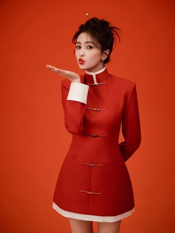 12位女星春节造型!刘诗诗唐装美成仙,她春晚爆红搜寻量打败热巴(刘诗诗晚宴照)-第22张图片-九妖电影 12位女星春节造型!刘诗诗唐装美成仙,她春晚爆红搜寻量打败热巴(刘诗诗晚宴照)-第22张图片-九妖电影