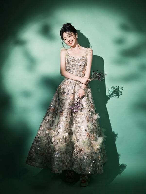 12位女星春节造型!刘诗诗唐装美成仙,她春晚爆红搜寻量打败热巴(刘诗诗晚宴照)-第26张图片-九妖电影 12位女星春节造型!刘诗诗唐装美成仙,她春晚爆红搜寻量打败热巴(刘诗诗晚宴照)-第26张图片-九妖电影