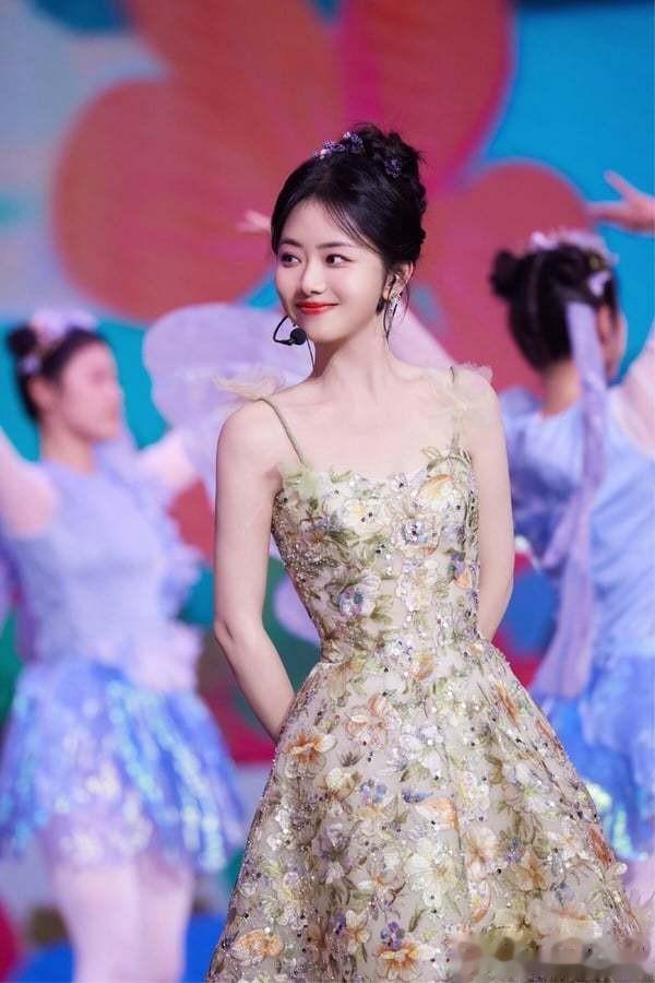 12位女星春节造型!刘诗诗唐装美成仙,她春晚爆红搜寻量打败热巴(刘诗诗晚宴照)-第25张图片-九妖电影 12位女星春节造型!刘诗诗唐装美成仙,她春晚爆红搜寻量打败热巴(刘诗诗晚宴照)-第25张图片-九妖电影