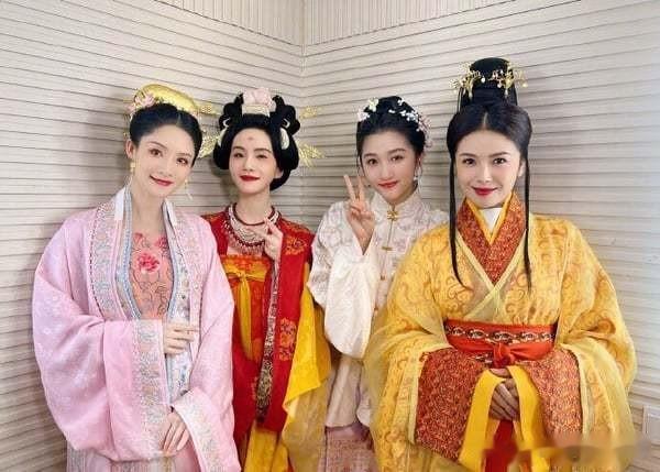 12位女星春节造型!刘诗诗唐装美成仙,她春晚爆红搜寻量打败热巴(刘诗诗晚宴照)-第32张图片-九妖电影 12位女星春节造型!刘诗诗唐装美成仙,她春晚爆红搜寻量打败热巴(刘诗诗晚宴照)-第32张图片-九妖电影