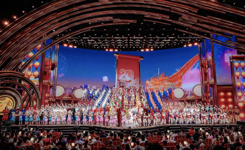 2024央视春晚特殊事件！尼格买提魔术穿帮，沈腾马丽嘴瓢反成亮点（春晚尼格买提旁边的女主持人）-第1张图片-九妖电影