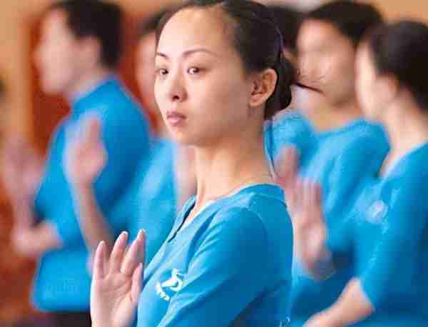 2005年，凭春晚“千手观音”走红的邰丽华，如今过得怎样了？-第3张图片-九妖电影