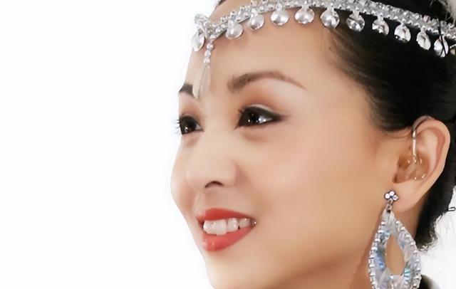 2005年，凭春晚“千手观音”走红的邰丽华，如今过得怎样了？-第5张图片-九妖电影