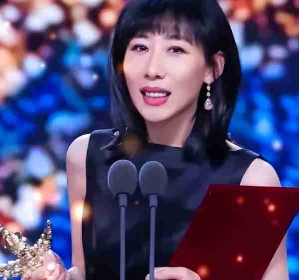 2024年央视春晚最大的赢家非她莫属，堪称全场MVP（春节联欢晚会2021节目单成毅）-第3张图片-九妖电影