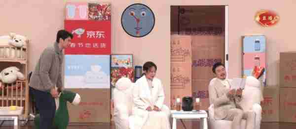 2024年春晚最敬业的广告观众，坐在刘谦背后，喝了3瓶娃哈哈（牛年春晚刘谦）-第2张图片-九妖电影