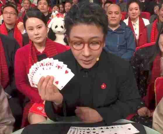 2024年春晚最敬业的广告观众，坐在刘谦背后，喝了3瓶娃哈哈（牛年春晚刘谦）-第3张图片-九妖电影