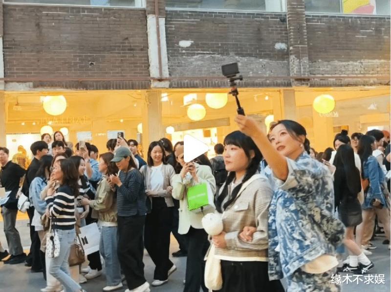 46岁金喜善街头被偶遇，打扮时髦太惊艳，15岁女儿终于长开了！（金喜善现在怎么样了）-第8张图片-九妖电影
