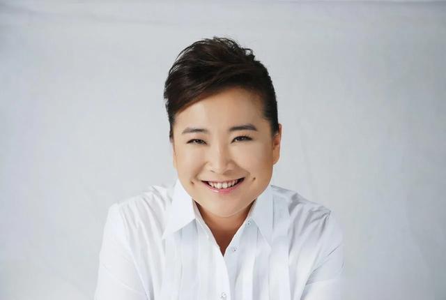 24岁上春晚,41岁成70亿票房导演,贾玲走上了演员的另一条道路!(贾玲春晚作品集)-第3张图片-九妖电影 24岁上春晚,41岁成70亿票房导演,贾玲走上了演员的另一条道路!(贾玲春晚作品集)-第3张图片-九妖电影