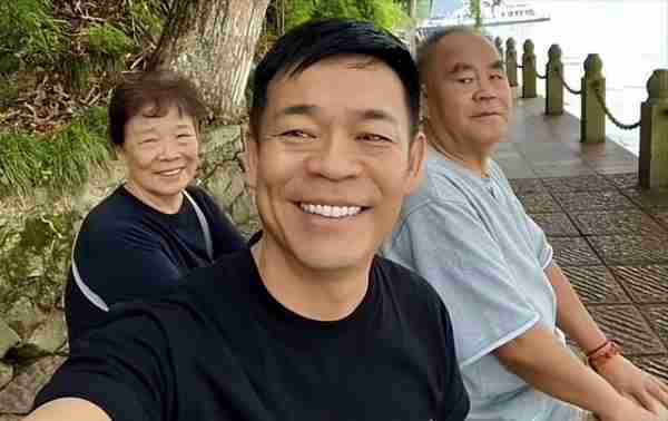 26岁上春晚走红，得罪杨坤20年不说话，55岁至今无妻无子（杨坤上春晚歌曲有哪些）-第25张图片-九妖电影