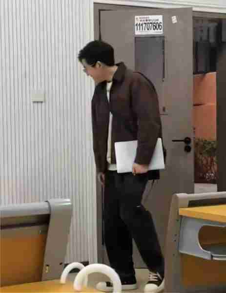 30多岁男老师依然未婚，进教室被放非诚勿扰bgm，网友赞：太帅了（非诚勿扰那个老师叫什么）-第1张图片-九妖电影