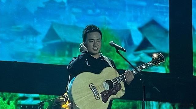 31岁登春晚爆红后，他第一件事，就是连夜回家给女儿扫墓（上过春晚的年轻男歌手）-第32张图片-九妖电影