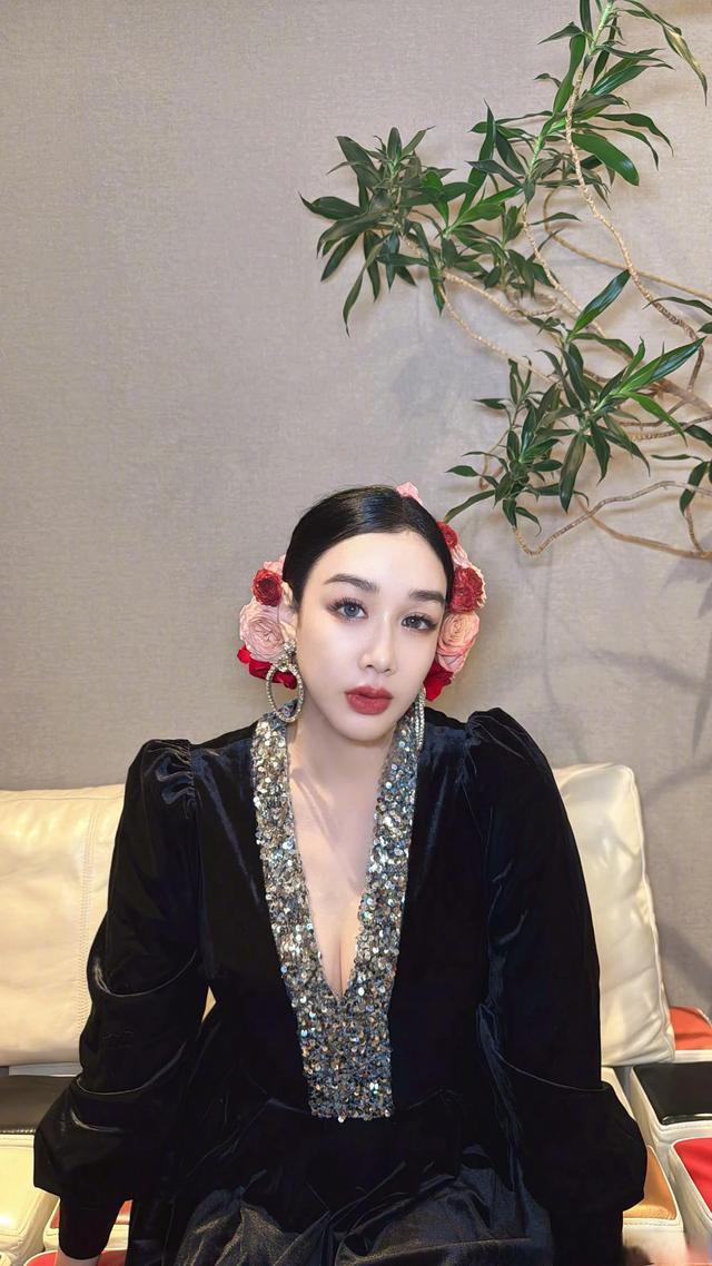 53岁钟丽缇直播,腰臀粗壮小肚子明显,打扮的像小姑娘不服老!(钟丽缇哭了)-第3张图片-九妖电影 53岁钟丽缇直播,腰臀粗壮小肚子明显,打扮的像小姑娘不服老!(钟丽缇哭了)-第3张图片-九妖电影