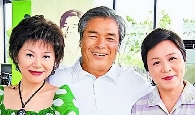 6个老婆同住一屋，每人每月7万零花钱，影帝71岁又娶第七房小娇妻（六个媳妇）-第23张图片-九妖电影