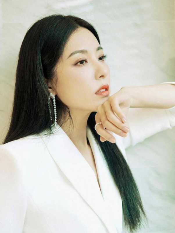 47岁女星曾黎主持央视跨年晚会！时隔18年重操旧业，内心紧张无比_1（曾黎舞台）-第6张图片-九妖电影