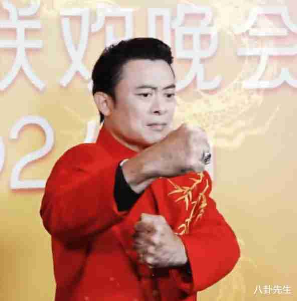 51岁港星登春晚惹争议，曾欠巨额债务被告，如今已成“走穴王”_1（春晚港台歌手回顾）-第2张图片-九妖电影