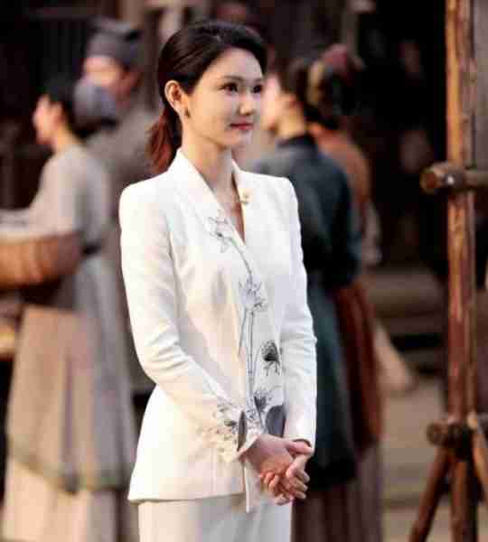 5位龙年春晚主持人：一哥实力令人放心，撒贝宁回归，2位美女主持太养眼（龙年春晚开场舞龙腾盛世）-第21张图片-九妖电影