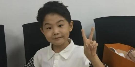 5岁上春晚走红，年入百万开始厌学，如今13岁的张峻豪却过成这样（张峻豪9岁节目）-第3张图片-九妖电影