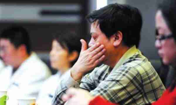 6岁上春晚，成父母的“摇钱树”，8岁意外去世，邓鸣贺的悲剧该由谁来买单？（邓鸣贺父母现状）-第11张图片-九妖电影