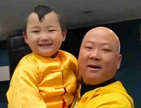 6岁上春晚，成父母的“摇钱树”，8岁意外去世，邓鸣贺的悲剧该由谁来买单？（邓鸣贺父母现状）-第10张图片-九妖电影