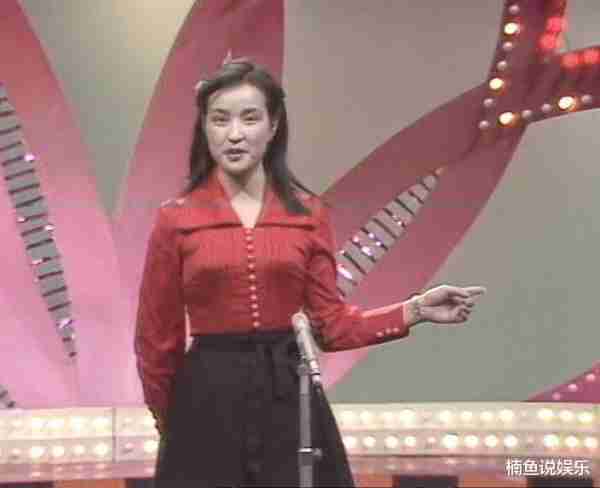73岁刘晓庆晒出1983年第一届“央视春晚”旧照，确实美得很过分（刘晓庆1983年春晚上唱歌）-第5张图片-九妖电影