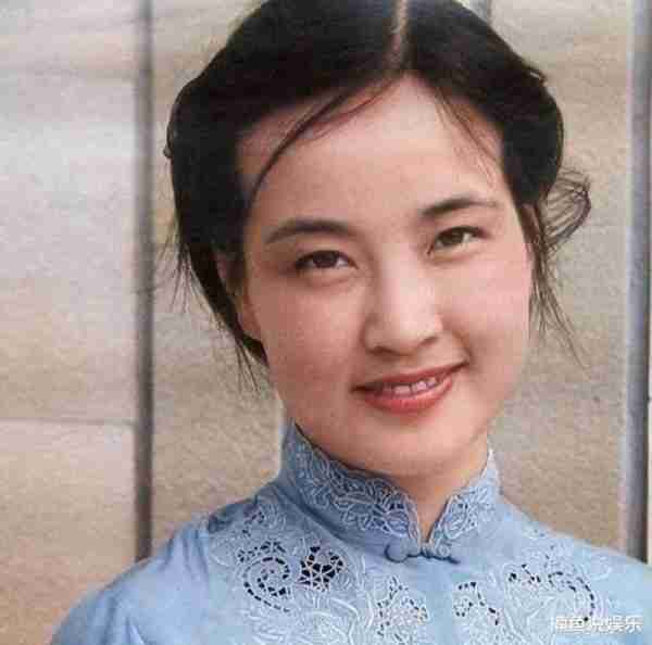73岁刘晓庆晒出1983年第一届“央视春晚”旧照，确实美得很过分（刘晓庆1983年春晚上唱歌）-第9张图片-九妖电影